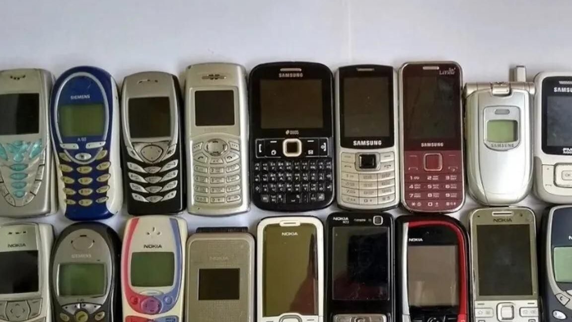 Eski telefon modası başladı! Her biri servet değerinde ...